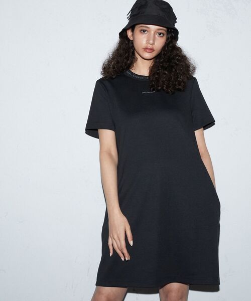Calvin Klein(カルバン・クライン)の「ロゴ トリム ミラノ ワンピース(ワンピース・レディース・ホワイト/ブラック・S/M/L/XS)」の1枚目の写真