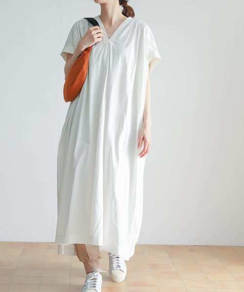 URBAN RESEARCH DOORS（アーバンリサーチドアーズ）の「Vネックシャーリングワンピース（ワンピース・レディース・オフホワイト/バーガンディー/ブルー系その他・MEDIUM）」の14枚目の写真