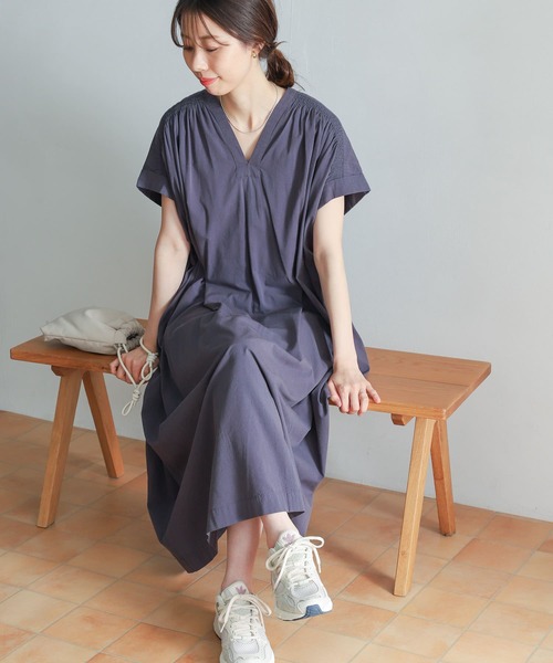 URBAN RESEARCH DOORS（アーバンリサーチドアーズ）の「Vネックシャーリングワンピース（ワンピース・レディース・オフホワイト/バーガンディー/ブルー系その他・MEDIUM）」の10枚目の写真