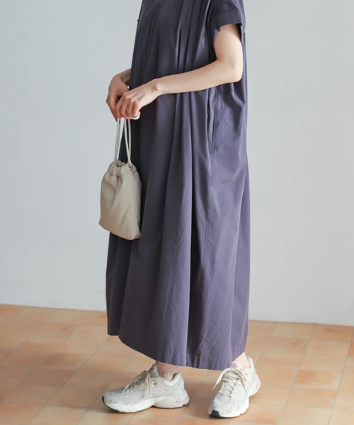 URBAN RESEARCH DOORS（アーバンリサーチドアーズ）の「Vネックシャーリングワンピース（ワンピース・レディース・オフホワイト/バーガンディー/ブルー系その他・MEDIUM）」の11枚目の写真