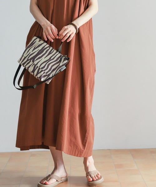 URBAN RESEARCH DOORS（アーバンリサーチドアーズ）の「Vネックシャーリングワンピース（ワンピース・レディース・オフホワイト/バーガンディー/ブルー系その他・MEDIUM）」の7枚目の写真