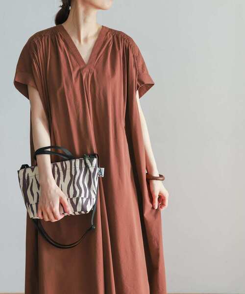 URBAN RESEARCH DOORS（アーバンリサーチドアーズ）の「Vネックシャーリングワンピース（ワンピース・レディース・オフホワイト/バーガンディー/ブルー系その他・MEDIUM）」の12枚目の写真