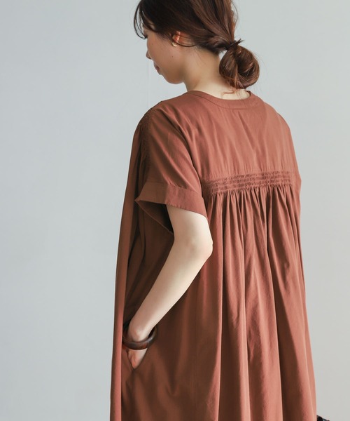 URBAN RESEARCH DOORS（アーバンリサーチドアーズ）の「Vネックシャーリングワンピース（ワンピース・レディース・オフホワイト/バーガンディー/ブルー系その他・MEDIUM）」の8枚目の写真