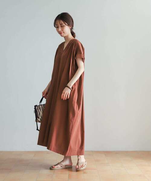 URBAN RESEARCH DOORS（アーバンリサーチドアーズ）の「Vネックシャーリングワンピース（ワンピース・レディース・オフホワイト/バーガンディー/ブルー系その他・MEDIUM）」の18枚目の写真