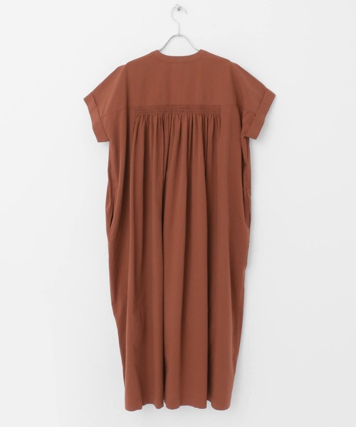 URBAN RESEARCH DOORS（アーバンリサーチドアーズ）の「Vネックシャーリングワンピース（ワンピース・レディース・オフホワイト/バーガンディー/ブルー系その他・MEDIUM）」の13枚目の写真