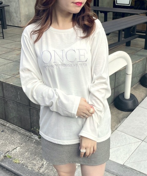 OLIVE des OLIVE（オリーブデオリーブ）の「ロゴ刺繍ロンティー（Tシャツ/カットソー・レディース・ホワイト/ブラウン/オフホワイト・FREE）」の2枚目の写真