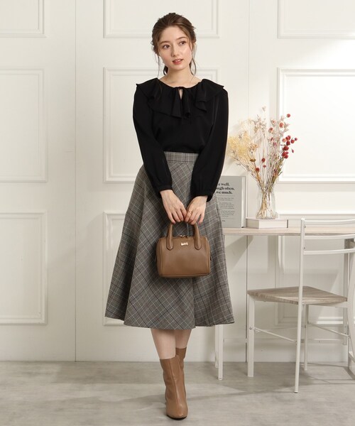 couture brooch（クチュールブローチ）の「◆ラッフル衿ブラウス（シャツ/ブラウス・レディース・ブラック/オフホワイト/サックスブルー・40/38/42）」の7枚目の写真