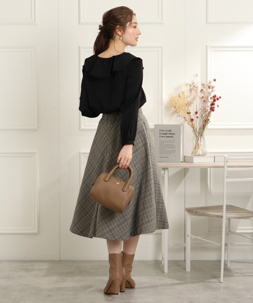 couture brooch（クチュールブローチ）の「◆ラッフル衿ブラウス（シャツ/ブラウス・レディース・ブラック/オフホワイト/サックスブルー・40/38/42）」の9枚目の写真