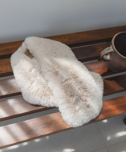 Andemiu（アンデミュウ）の「フェイクファーティペット162194（ストール/ショール・レディース・アイボリー/モカ/サックスブルー系・FREE）」の4枚目の写真