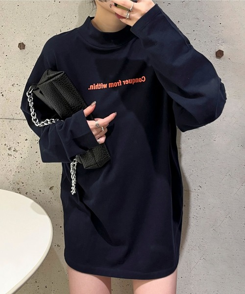 EPIMI E'PIMMY(エピミエピミー)の「〈ユニセックス〉ハイネックロゴプリントプルオーバー(Tシャツ/カットソー・レディース・オフホワイト/ブラック/ネイビー/オートミール・MEDIUM)」の1枚目の写真