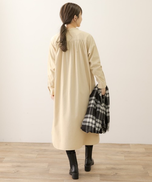 URBAN RESEARCH Sonny Label（アーバンリサーチサニーレーベル）の「コーデュロイギャザーシャツワンピース（ワンピース・レディース・チャコールグレー/オフホワイト/ベージュ系その他・FREE）」の21枚目の写真
