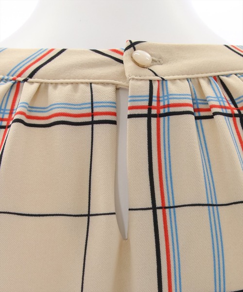 clear（クリア）の「バンドカラーボリュームスリーブブラウス（シャツ/ブラウス・レディース・ブルー系その他/ホワイト系その他/ベージュ系その他/マルチ/ブラック/サックスブルー/オフホワイト・F）」の8枚目の写真