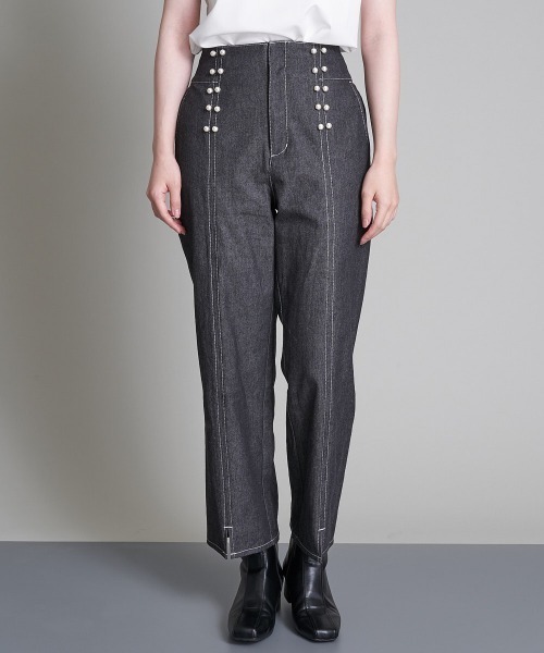 A de a.v.v（アードアー・ヴェ・ヴェ）の「パール釦デニムパンツ（デニムパンツ・レディース・ブラック/ブルー・SMALL/MEDIUM/38/36）」の6枚目の写真