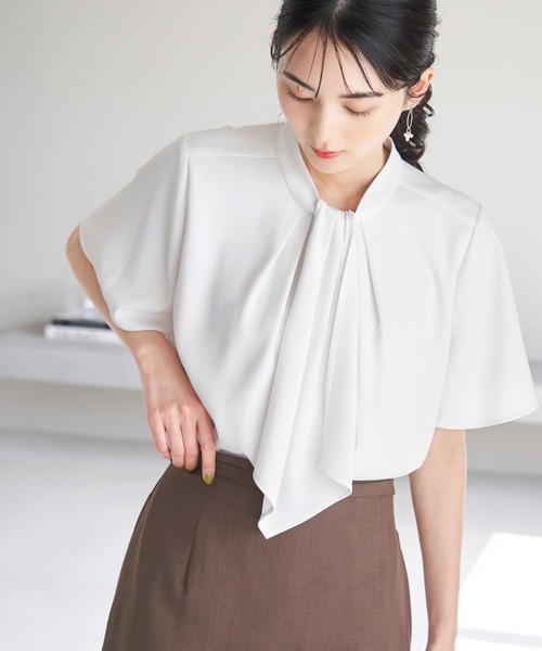 ROPE' PICNIC（ロペピクニック）の「2WAY/ボウタイハーフスリーブブラウス（シャツ/ブラウス・レディース・ライトグレー/ホワイト系その他/ホワイト系その他2/チャコールグレー/ホワイト・38）」の2枚目の写真