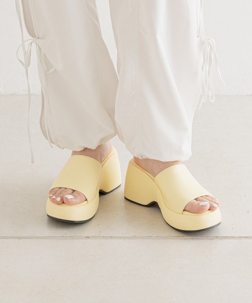 Chico(チコ)の「ラウンドプラットフォームサンダル(サンダル・レディース・アイボリー/ブラック/イエロー・SMALL/MEDIUM/LARGE)」の3枚目の写真