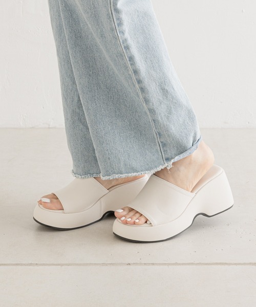 Chico(チコ)の「ラウンドプラットフォームサンダル(サンダル・レディース・アイボリー/ブラック/イエロー・SMALL/MEDIUM/LARGE)」の6枚目の写真