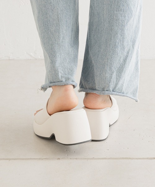 Chico(チコ)の「ラウンドプラットフォームサンダル(サンダル・レディース・アイボリー/ブラック/イエロー・SMALL/MEDIUM/LARGE)」の7枚目の写真