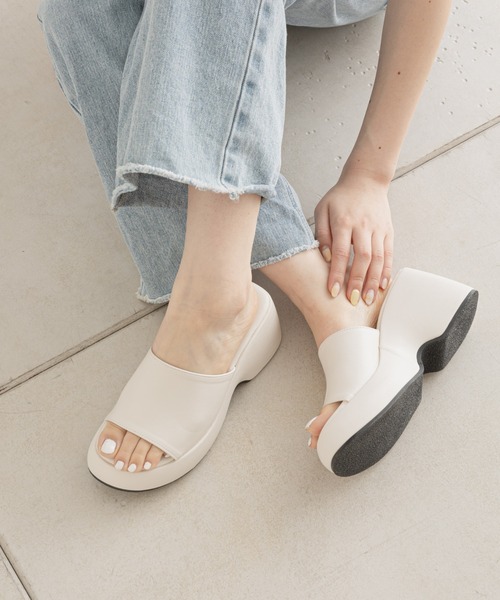 Chico(チコ)の「ラウンドプラットフォームサンダル(サンダル・レディース・アイボリー/ブラック/イエロー・SMALL/MEDIUM/LARGE)」の4枚目の写真