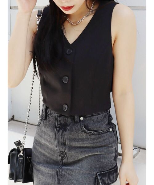 EVRIS（エヴリス）の「ベルテッドショートベスト（シャツ/ブラウス・レディース・グレー/ブラック・FREE）」の2枚目の写真