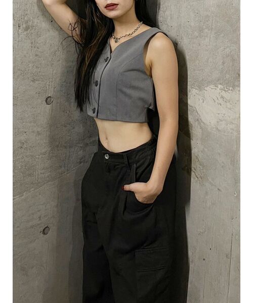 EVRIS（エヴリス）の「ベルテッドショートベスト（シャツ/ブラウス・レディース・グレー/ブラック・FREE）」の3枚目の写真