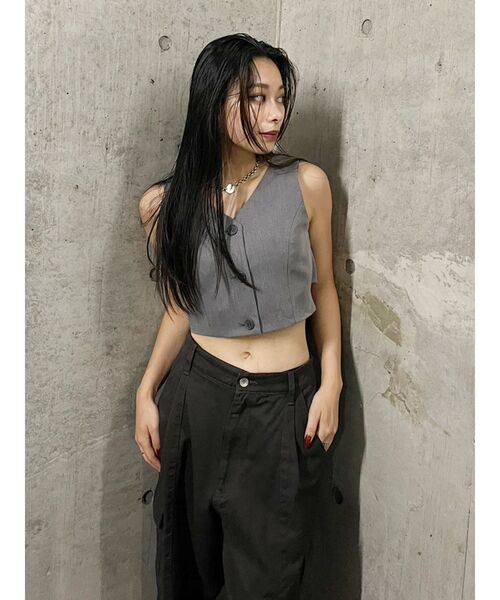 EVRIS（エヴリス）の「ベルテッドショートベスト（シャツ/ブラウス・レディース・グレー/ブラック・FREE）」の5枚目の写真