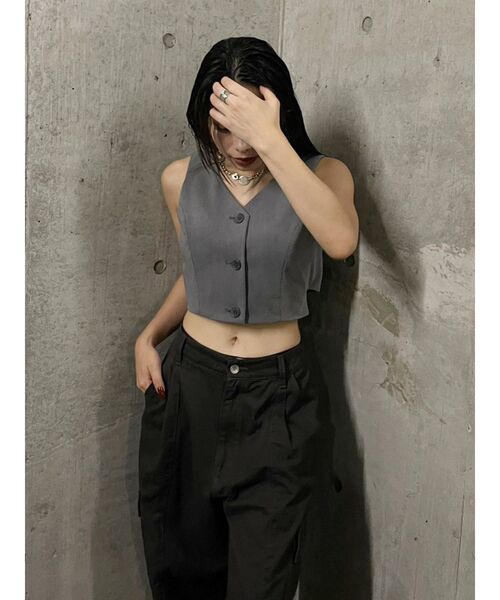 EVRIS（エヴリス）の「ベルテッドショートベスト（シャツ/ブラウス・レディース・グレー/ブラック・FREE）」の6枚目の写真