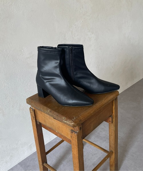 Thevon（ゼボン）の「ポインテッドストレッチショートブーツ（ブーツ・レディース・ブラック/アイボリー/ベージュ・L/S/M）」の3枚目の写真