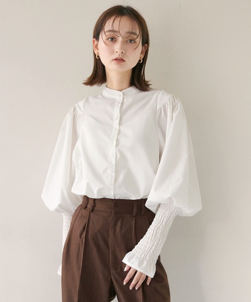 CLEIO（クレイオ）の「【CLEIO】袖シャーリング切替えパフスリーブシャツ（シャツ/ブラウス・レディース・ブラック/ホワイト・FREE）」の2枚目の写真