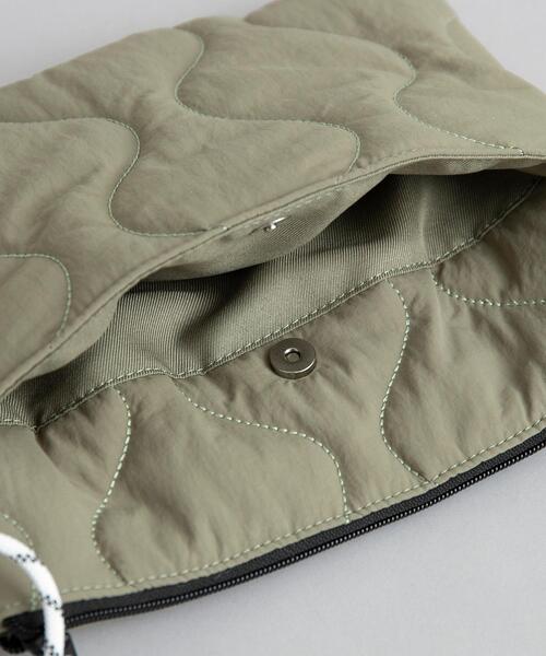 Disney（ディズニー）の「coen限定／ディズニーデザイン　キルティングサコッシュ（ショルダーバッグ・レディース・オリーブ/オフホワイト/ブラック・FREE）」の4枚目の写真