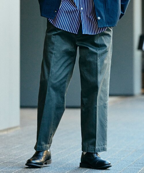 JOURNAL STANDARD（ジャーナルスタンダード）の「ドライツイル タックイン トラウザーズパンツ（チノパンツ・メンズ・グレー/ベージュ/ナチュラル/ネイビー・SMALL/MEDIUM/LARGE）」の2枚目の写真