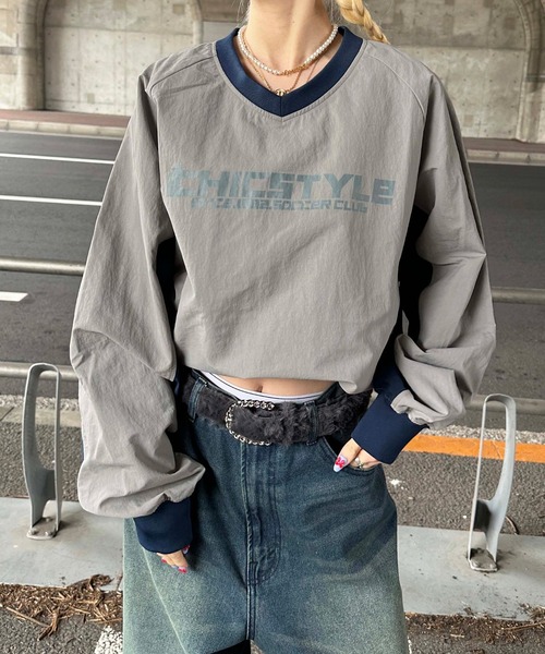 sedacle(セダクル)の「配色ナイロンVネックプルオーバー(Tシャツ/カットソー・レディース・ブラック/グレー・LARGE/MEDIUM/SMALL)」の2枚目の写真