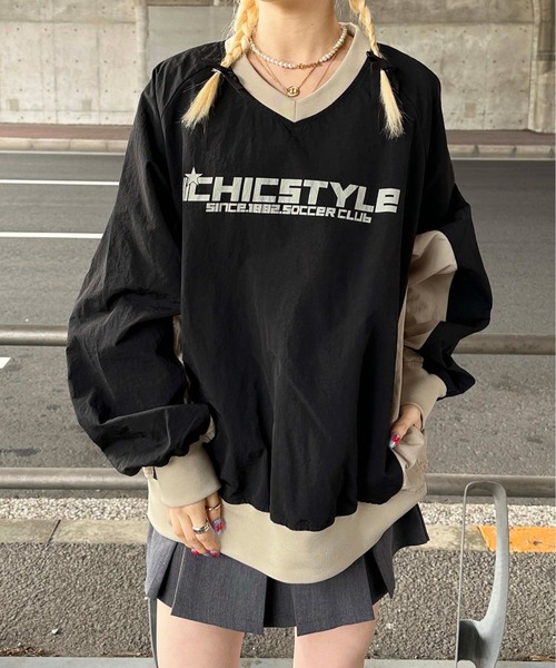 sedacle(セダクル)の「配色ナイロンVネックプルオーバー(Tシャツ/カットソー・レディース・ブラック/グレー・LARGE/MEDIUM/SMALL)」の1枚目の写真