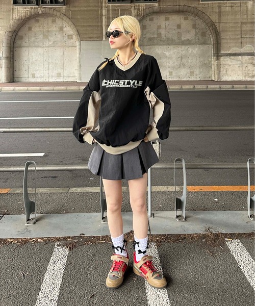 sedacle(セダクル)の「配色ナイロンVネックプルオーバー(Tシャツ/カットソー・レディース・ブラック/グレー・LARGE/MEDIUM/SMALL)」の12枚目の写真