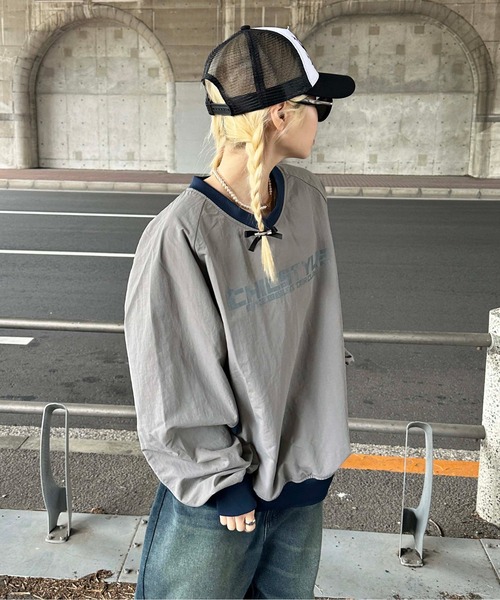 sedacle(セダクル)の「配色ナイロンVネックプルオーバー(Tシャツ/カットソー・レディース・ブラック/グレー・LARGE/MEDIUM/SMALL)」の5枚目の写真