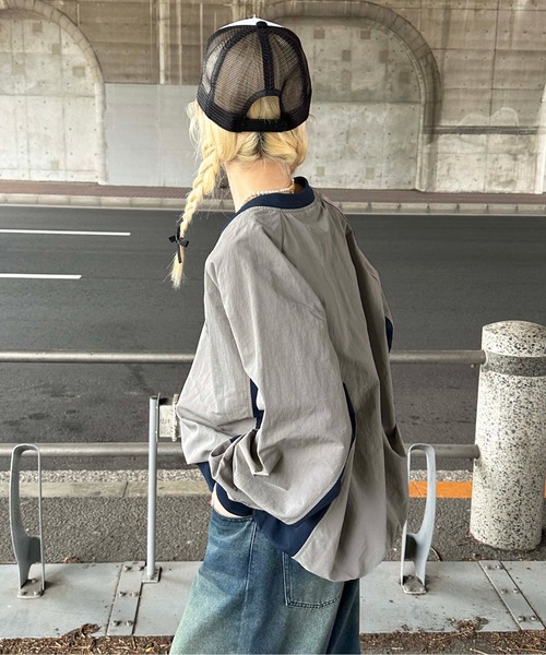 sedacle(セダクル)の「配色ナイロンVネックプルオーバー(Tシャツ/カットソー・レディース・ブラック/グレー・LARGE/MEDIUM/SMALL)」の6枚目の写真