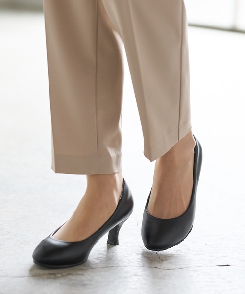 Honeys(ハニーズ)の「撥水加工主役パンプス(パンプス・レディース・ブラック/グレイッシュベージュ/ブラック系その他・23.5/24.0/23.0/22.5/24.5/25.0)」の5枚目の写真