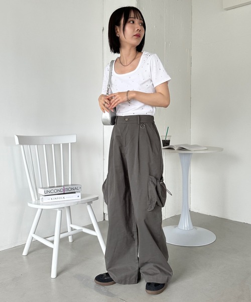 CLEA(クレア)の「ドロストポケット ワイドカーゴパンツ(カーゴパンツ・レディース・カーキ/ブラック・M)」の4枚目の写真