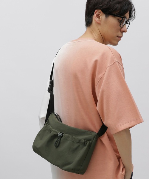 LAKOLE(ラコレ)の「フロントドロストショルダーバッグ / 116484(ショルダーバッグ・メンズ・ブラック/カーキ/サンドグレー・FREE)」の1枚目の写真