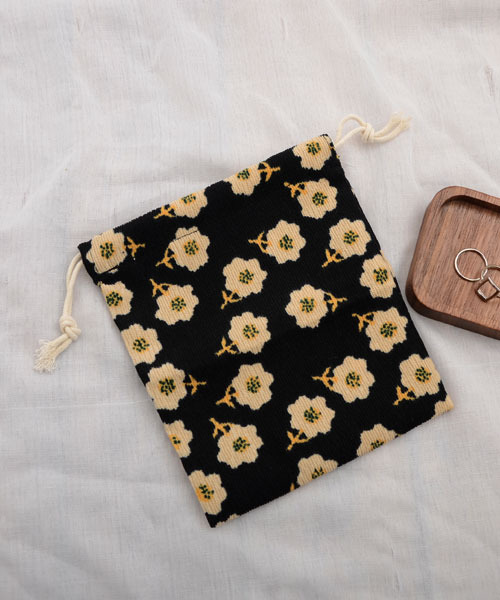TONE SELECT GOODS（トーンセレクトグッズ）の「【float】フラワーデザイン マルチ 巾着ポーチ（ポーチ・レディース・ベージュ系/ブラック系・FREE）」の4枚目の写真