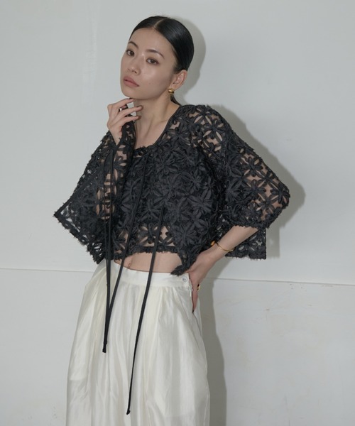 AIC.（エーアイシー）の「オーガンジーフラワーシャーリングビスチェ/アンサンブル可能（キャミソール・レディース・オフホワイト/ブラック・FREE）」の17枚目の写真