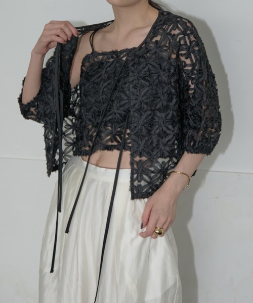 AIC.（エーアイシー）の「オーガンジーフラワーシャーリングビスチェ/アンサンブル可能（キャミソール・レディース・オフホワイト/ブラック・FREE）」の6枚目の写真