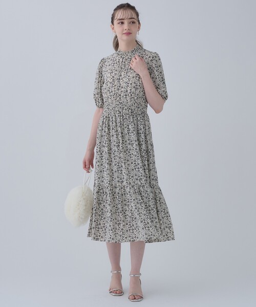 couture brooch(クチュールブローチ)の「小花柄ティアードワンピース(ワンピース・レディース・アイボリー系/ブラック系・36/38/40/42)」の2枚目の写真