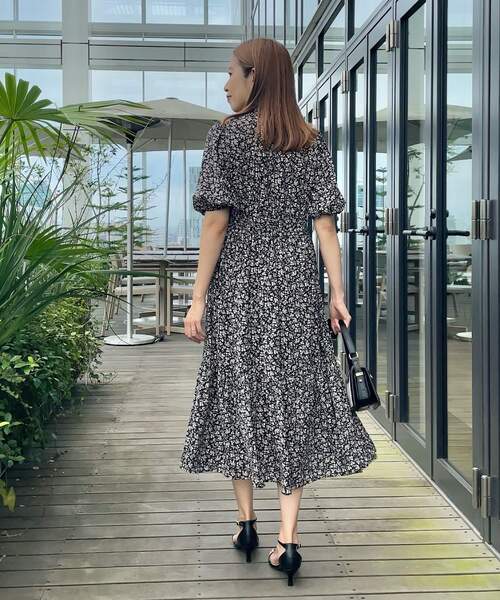 couture brooch(クチュールブローチ)の「小花柄ティアードワンピース(ワンピース・レディース・アイボリー系/ブラック系・36/38/40/42)」の8枚目の写真