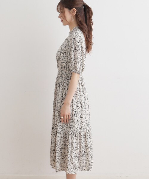 couture brooch(クチュールブローチ)の「小花柄ティアードワンピース(ワンピース・レディース・アイボリー系/ブラック系・36/38/40/42)」の3枚目の写真