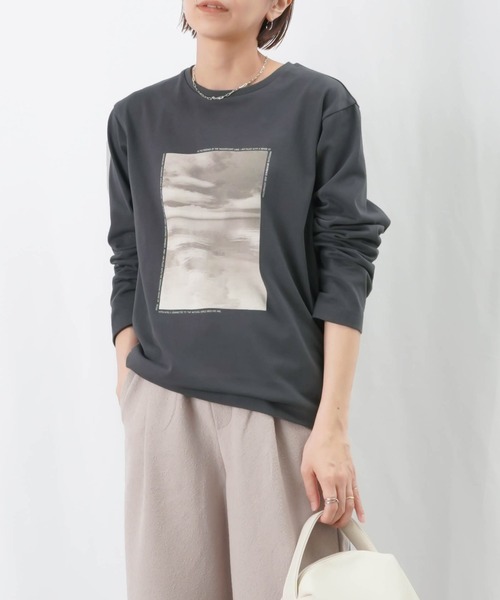 LUCA/LADY LUCK LUCA(ルカ/レディラックルカ)の「LC/LLL 転写プリントロングスリーブカットソー / フォトプリントロンTee(Tシャツ/カットソー・レディース・ブラック/オフホワイト/チャコールグレー・FREE)」の2枚目の写真