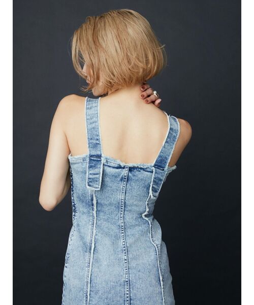 EVRIS（エヴリス）の「アシンメトリーフリンジデザインデニムワンピース（ワンピース・レディース・ライトブルー/ブラック・FREE）」の19枚目の写真