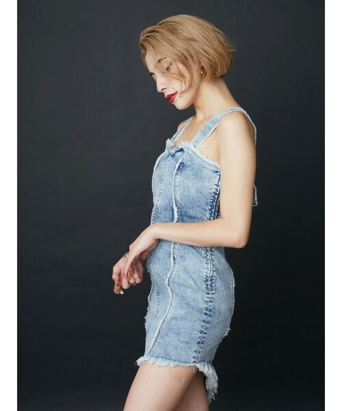 EVRIS（エヴリス）の「アシンメトリーフリンジデザインデニムワンピース（ワンピース・レディース・ライトブルー/ブラック・FREE）」の17枚目の写真