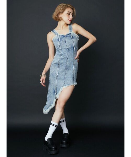 EVRIS（エヴリス）の「アシンメトリーフリンジデザインデニムワンピース（ワンピース・レディース・ライトブルー/ブラック・FREE）」の16枚目の写真