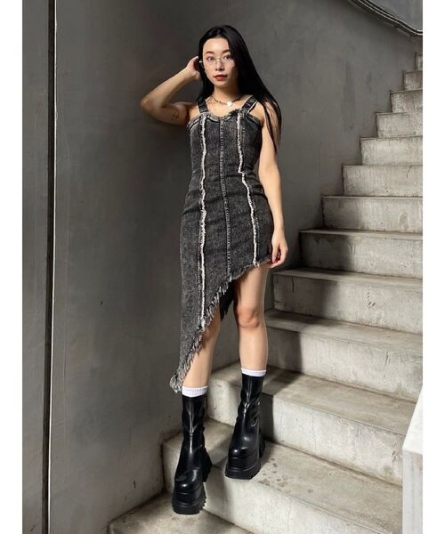 EVRIS（エヴリス）の「アシンメトリーフリンジデザインデニムワンピース（ワンピース・レディース・ライトブルー/ブラック・FREE）」の21枚目の写真