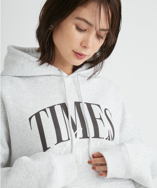 GOOD ROCK SPEED(グッドロックスピード)の「【emmi×GOOD ROCK SPEED×NYC】フーディーロゴスウエット(パーカー・レディース・ベージュ/ホワイト/ライトグレー・FREE)」の5枚目の写真